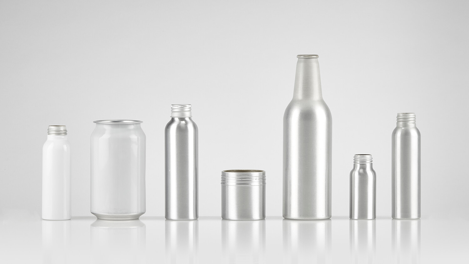 Aluminum bottles and cans with brushed satin and high-gloss surface finishes.