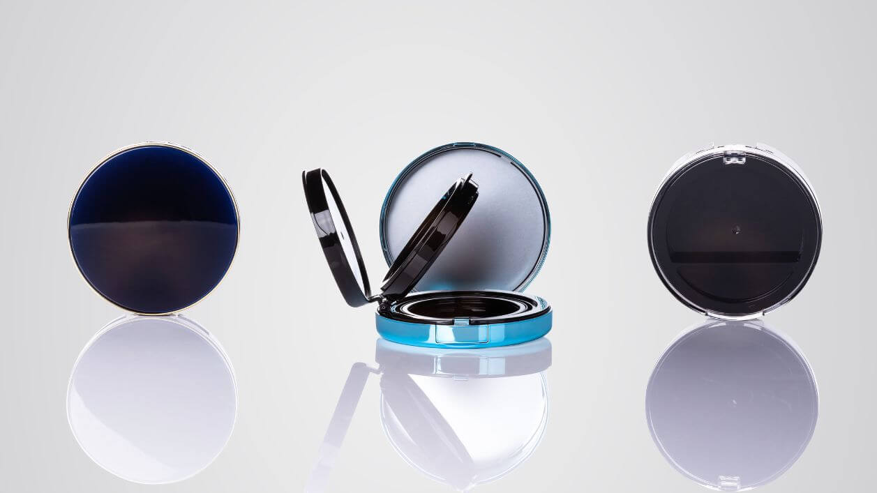 Glossy cosmetic compacts with premium finishes and high-quality decoration for luxury brands.